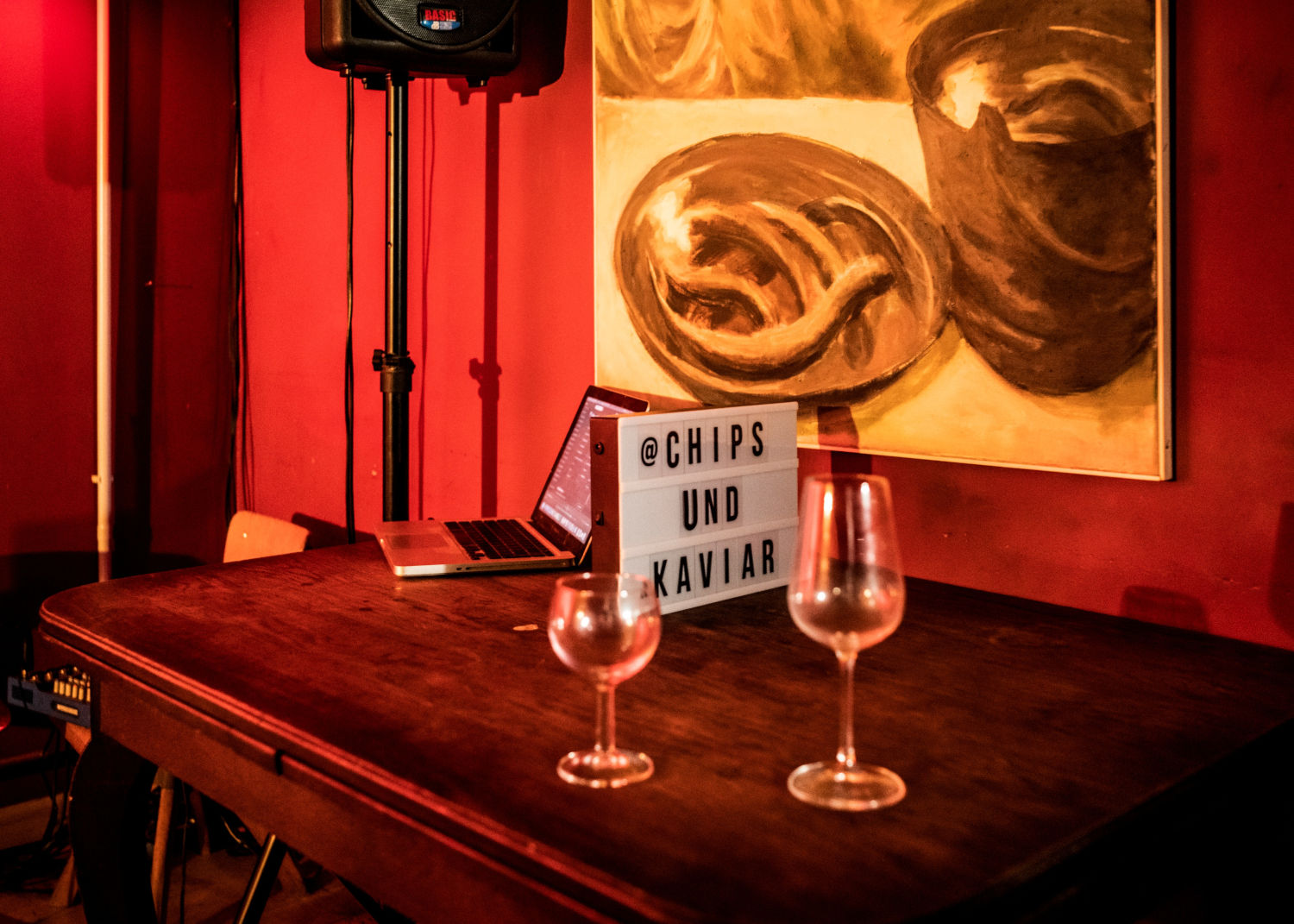 At the Berlin stand-up show Chips&Kaviar several comedians and comediennes play for a few minutes